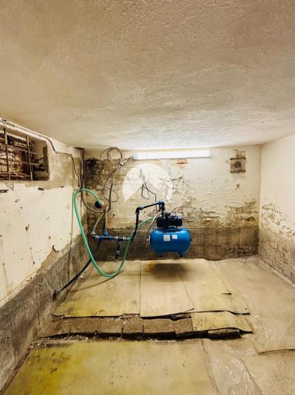 Reality KOMPLEX s.r.o Vám  EXKLUZÍVNE ponúka na predaj malý domček s pozemkom v Novej Stráži