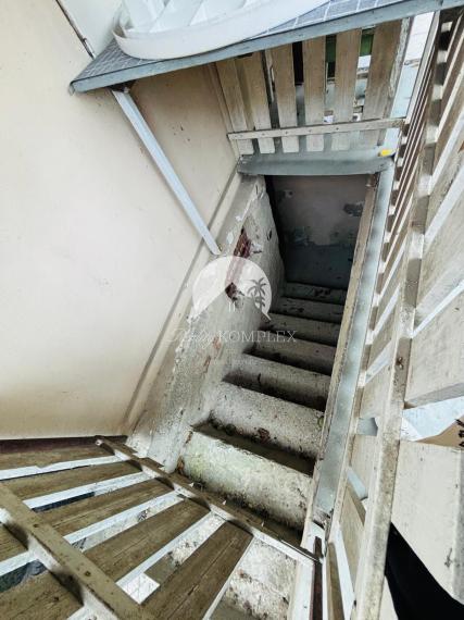 Reality KOMPLEX s.r.o Vám  EXKLUZÍVNE ponúka na predaj malý domček s pozemkom v Novej Stráži