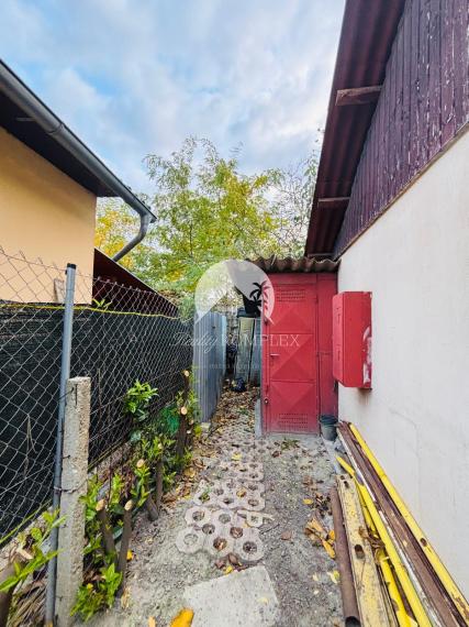 Reality KOMPLEX s.r.o Vám  EXKLUZÍVNE ponúka na predaj malý domček s pozemkom v Novej Stráži