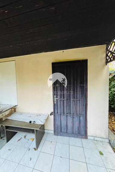 Reality KOMPLEX s.r.o Vám  EXKLUZÍVNE ponúka na predaj malý domček s pozemkom v Novej Stráži