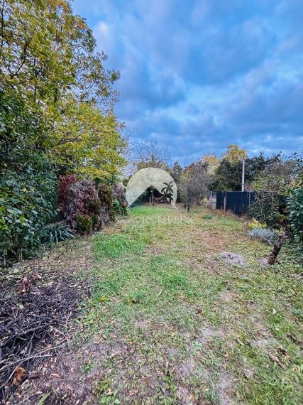 Reality KOMPLEX s.r.o Vám  EXKLUZÍVNE ponúka na predaj malý domček s pozemkom v Novej Stráži