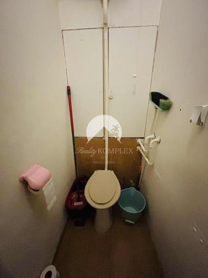 Reality KOMPLEX s.r.o. Vám EXKLUZÍVNE ponúka na predaj 2-izbový tehlový byt v Komárne