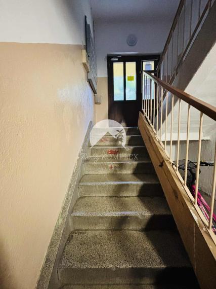 Reality KOMPLEX s.r.o. Vám EXKLUZÍVNE ponúka na predaj 2-izbový tehlový byt v Komárne