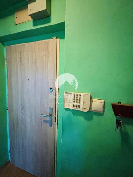 Reality KOMPLEX s.r.o. Vám EXKLUZÍVNE ponúka na predaj 2-izbový tehlový byt v Komárne