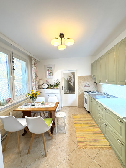 Reality KOMPLEX s.r.o. Vám ponúka na PREDAJ tento nádherný, kompletne zrekonštruovaný, 4-izbový byt v centre Komárna s balkónom !!!