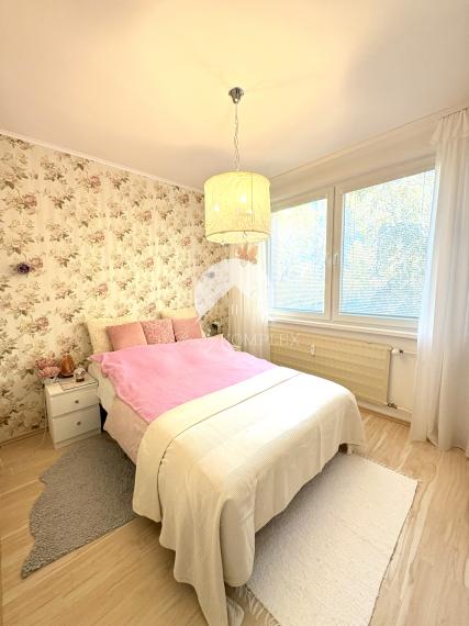 Reality KOMPLEX s.r.o. Vám ponúka na PREDAJ tento nádherný, kompletne zrekonštruovaný, 4-izbový byt v centre Komárna s balkónom !!!