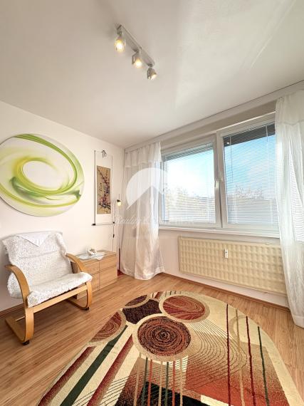 Reality KOMPLEX s.r.o. Vám ponúka na PREDAJ tento nádherný, kompletne zrekonštruovaný, 4-izbový byt v centre Komárna s balkónom !!!