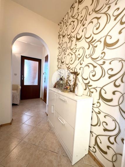 Reality KOMPLEX s.r.o. Vám ponúka na PREDAJ tento nádherný, kompletne zrekonštruovaný, 4-izbový byt v centre Komárna s balkónom !!!