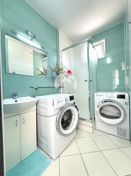 Reality KOMPLEX s.r.o. Vám ponúka na PREDAJ tento nádherný, kompletne zrekonštruovaný, 4-izbový byt v centre Komárna s balkónom !!!