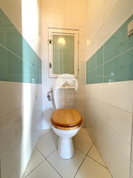 Reality KOMPLEX s.r.o. Vám ponúka na PREDAJ tento nádherný, kompletne zrekonštruovaný, 4-izbový byt v centre Komárna s balkónom !!!