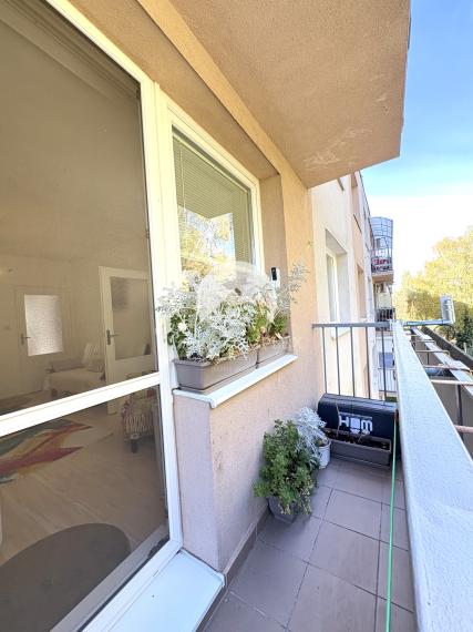 Reality KOMPLEX s.r.o. Vám ponúka na PREDAJ tento nádherný, kompletne zrekonštruovaný, 4-izbový byt v centre Komárna s balkónom !!!