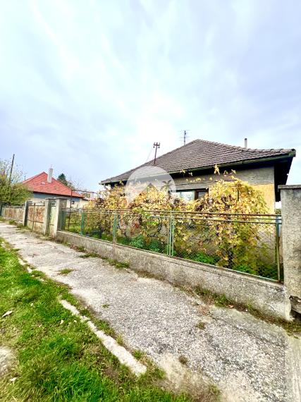 Reality KOMPLEX s.r.o. Vám ponúka na PREDAJ pozemok so starším rodinným domom v obci Orechová Potôň