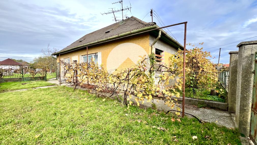 Reality KOMPLEX s.r.o. Vám ponúka na PREDAJ pozemok so starším rodinným domom v obci Orechová Potôň