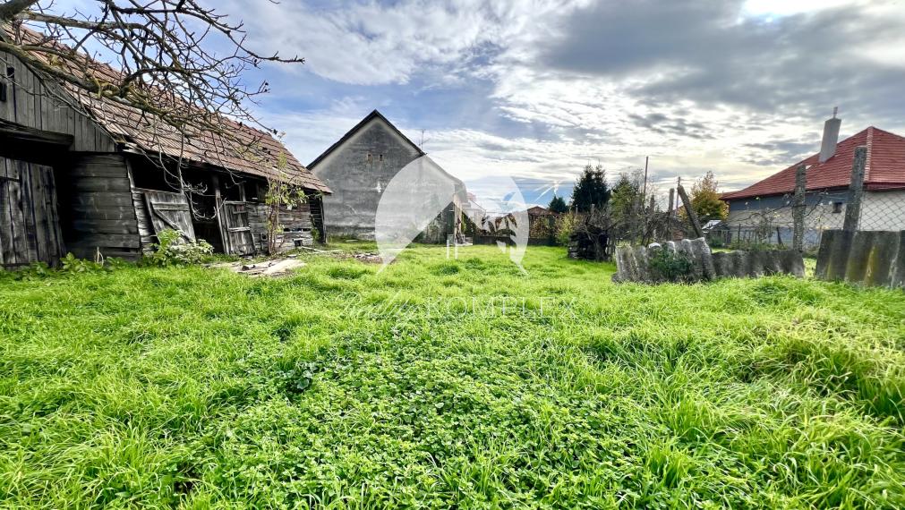 Reality KOMPLEX s.r.o. Vám ponúka na PREDAJ pozemok so starším rodinným domom v obci Orechová Potôň