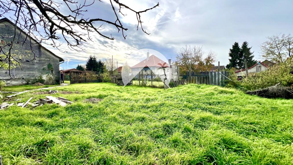 Reality KOMPLEX s.r.o. Vám ponúka na PREDAJ pozemok so starším rodinným domom v obci Orechová Potôň