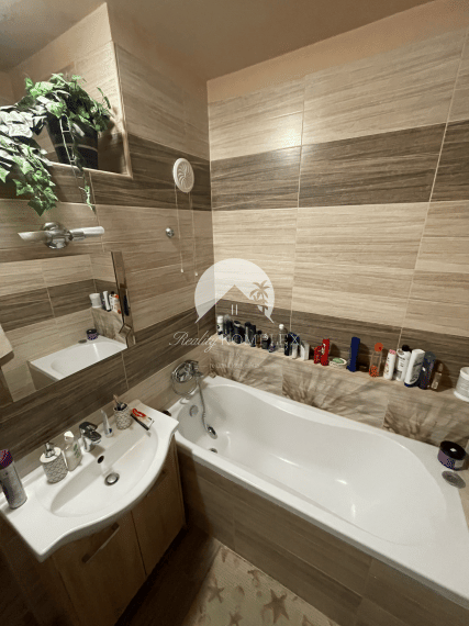 Reality KOMPLEX s.r.o. Vám ponúka 3-izbový byt s loggiou po kompletnej rekonštrukcii