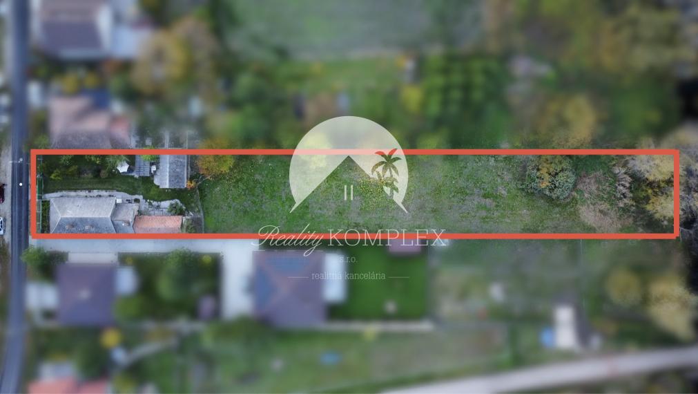 Investičný pozemok s obývateľným domom vo Vrakúni