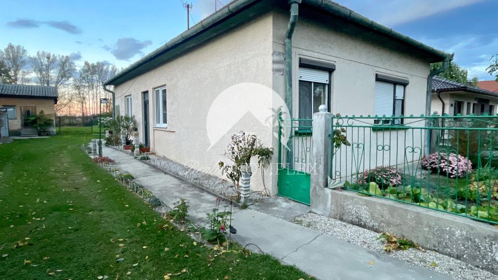 Investičný pozemok s obývateľným domom vo Vrakúni