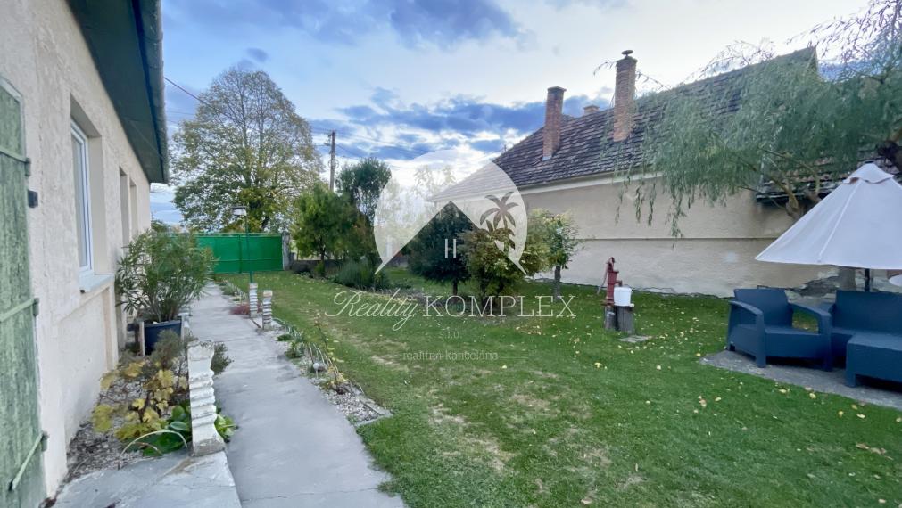 Investičný pozemok s obývateľným domom vo Vrakúni