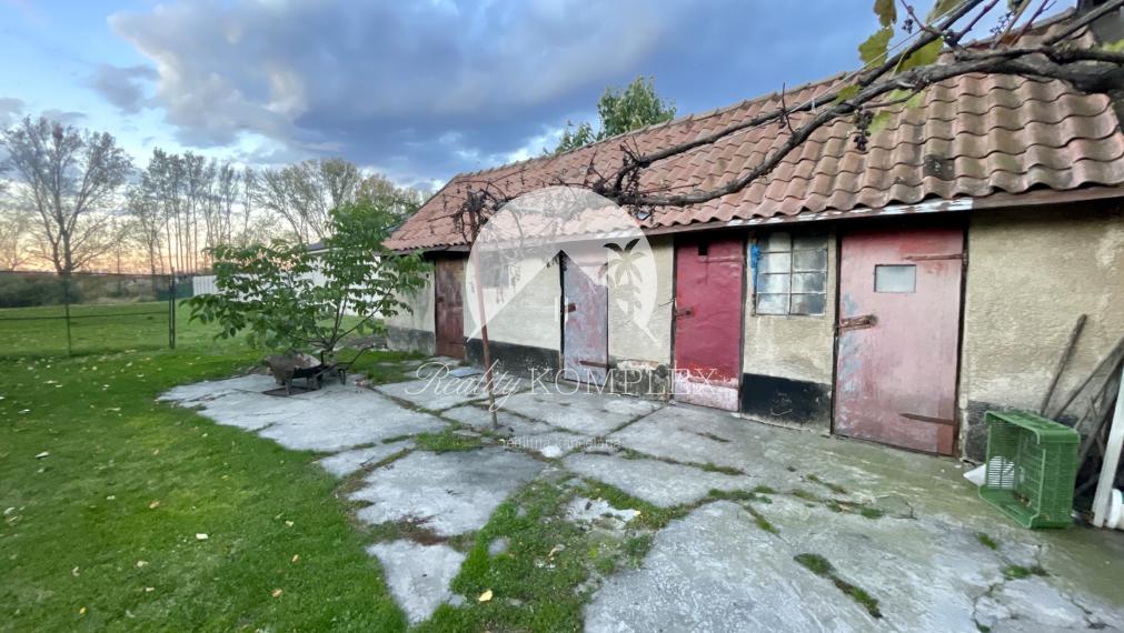 Investičný pozemok s obývateľným domom vo Vrakúni