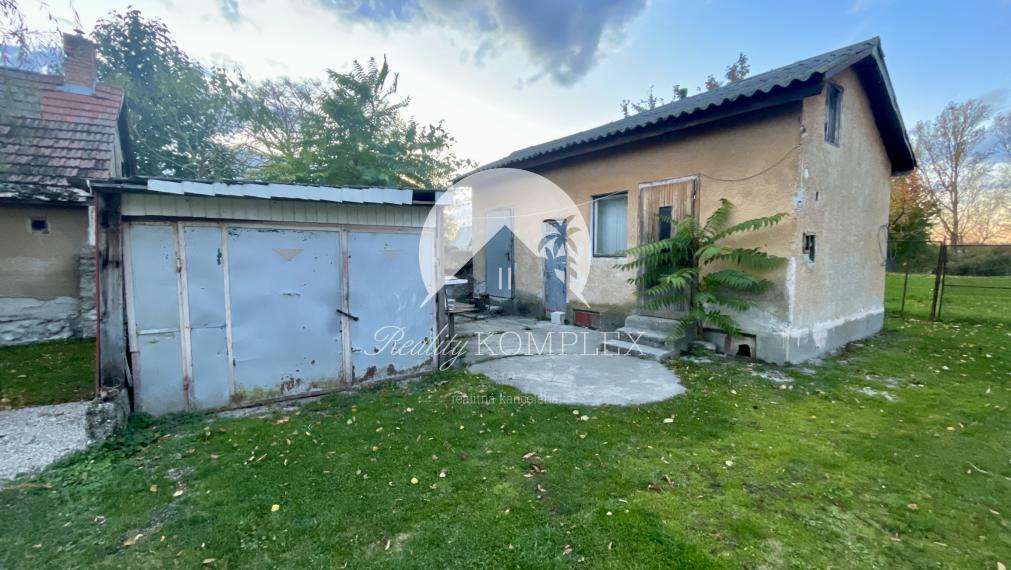 Investičný pozemok s obývateľným domom vo Vrakúni