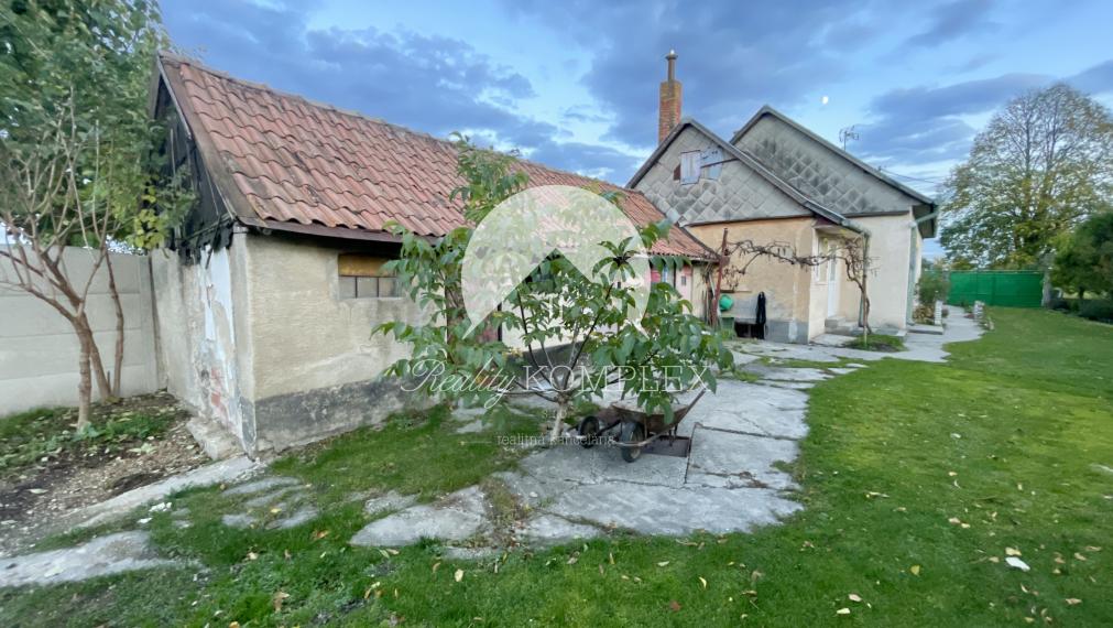 Investičný pozemok s obývateľným domom vo Vrakúni