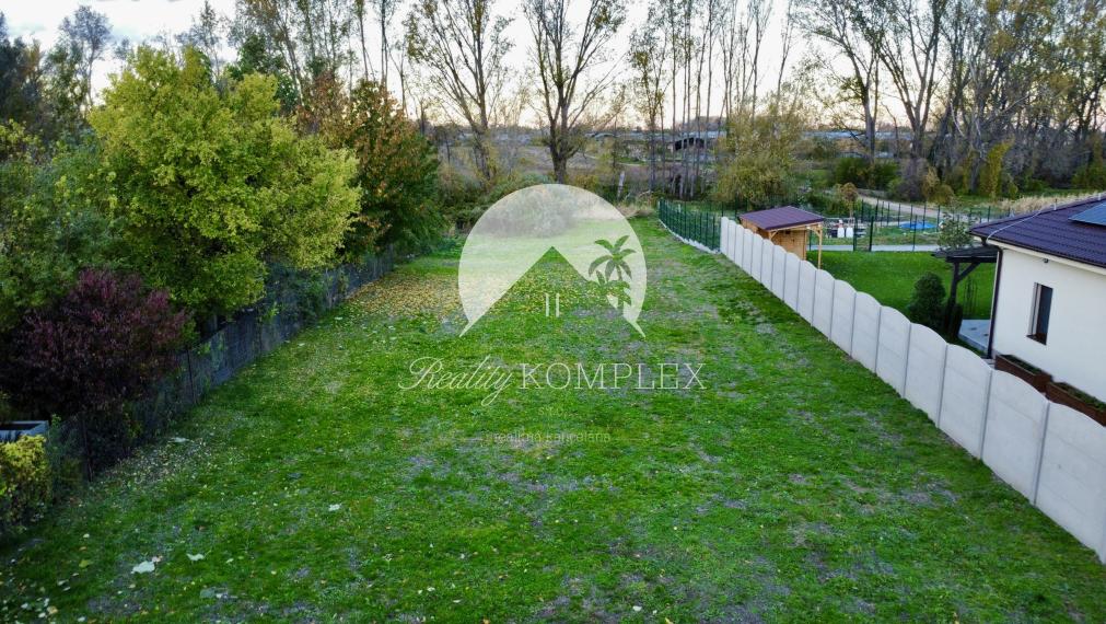 Investičný pozemok s obývateľným domom vo Vrakúni