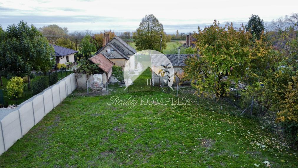 Investičný pozemok s obývateľným domom vo Vrakúni