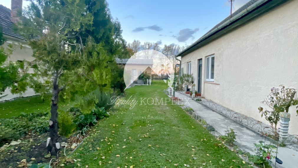 Investičný pozemok s obývateľným domom vo Vrakúni