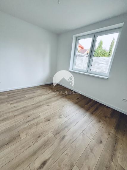 Reality KOMPLEX s.r.o., Vám ponúka na predaj moderný 4-izbový bungalov v Topoľníkoch