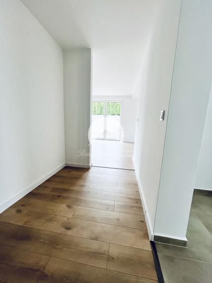 Reality KOMPLEX s.r.o., Vám ponúka na predaj moderný 4-izbový bungalov v Topoľníkoch