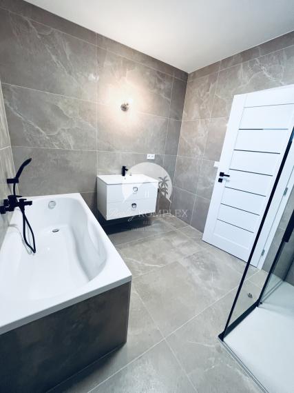 Reality KOMPLEX s.r.o., Vám ponúka na predaj moderný 4-izbový bungalov v Topoľníkoch