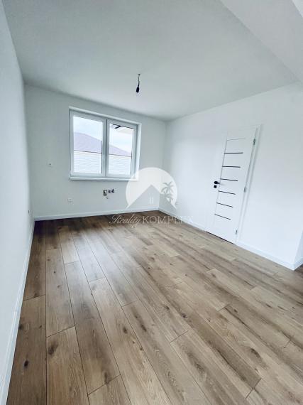 Reality KOMPLEX s.r.o., Vám ponúka na predaj moderný 4-izbový bungalov v Topoľníkoch