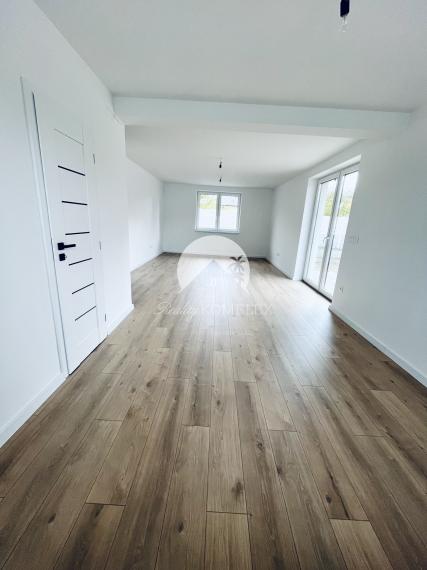 Reality KOMPLEX s.r.o., Vám ponúka na predaj moderný 4-izbový bungalov v Topoľníkoch