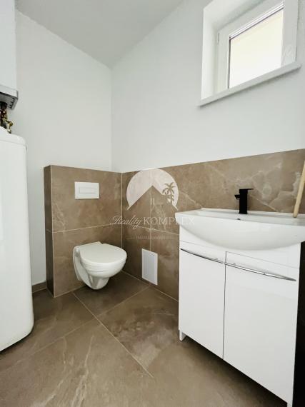 Reality KOMPLEX s.r.o., Vám ponúka na predaj moderný 4-izbový bungalov v Topoľníkoch