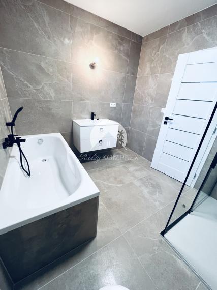 Reality KOMPLEX s.r.o., Vám ponúka na predaj moderný 4-izbový bungalov v Topoľníkoch