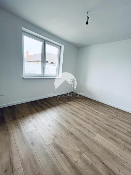 Reality KOMPLEX s.r.o., Vám ponúka na predaj moderný 4-izbový bungalov v Topoľníkoch