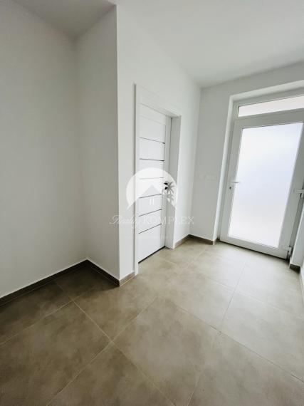 Reality KOMPLEX s.r.o., Vám ponúka na predaj moderný 4-izbový bungalov v Topoľníkoch