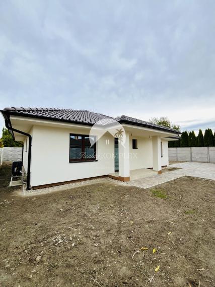 Reality KOMPLEX s.r.o., Vám ponúka na predaj moderný 4-izbový bungalov v Topoľníkoch