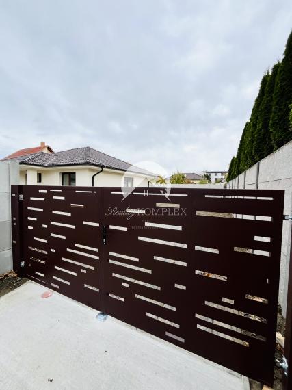 Reality KOMPLEX s.r.o., Vám ponúka na predaj moderný 4-izbový bungalov v Topoľníkoch