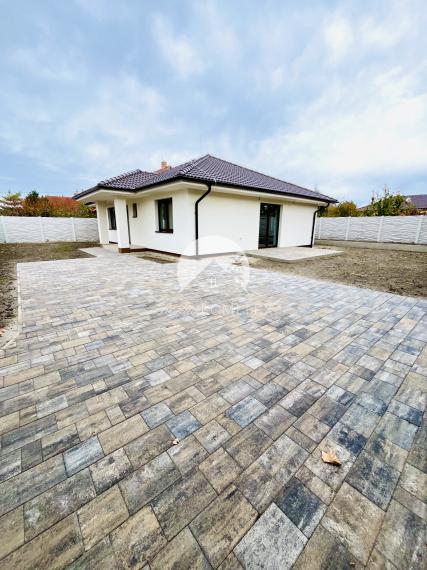 Reality KOMPLEX s.r.o., Vám ponúka na predaj moderný 4-izbový bungalov v Topoľníkoch
