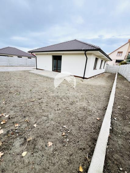 Reality KOMPLEX s.r.o., Vám ponúka na predaj moderný 4-izbový bungalov v Topoľníkoch