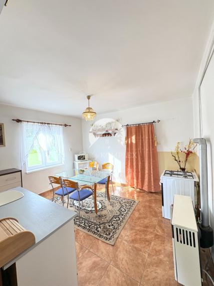 IBA U NÁS !!! Reality KOMPLEX s.r.o. ponúka EXKLUZÍVNE na predaj rodinný dom s hosťovskou budovou a garážou v tichej a obľúbenej lokalite Komárna !!!