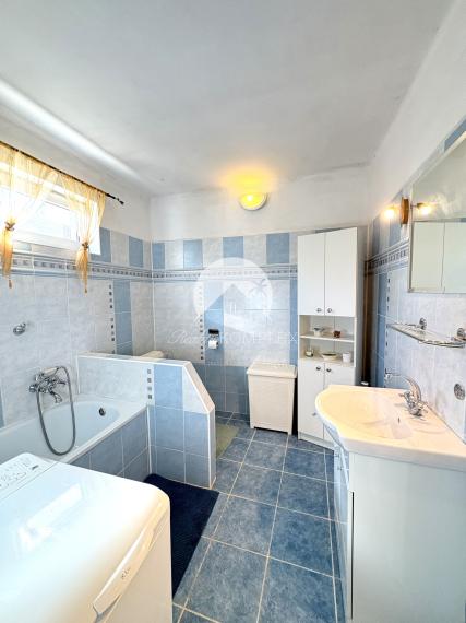 IBA U NÁS !!! Reality KOMPLEX s.r.o. ponúka EXKLUZÍVNE na predaj rodinný dom s hosťovskou budovou a garážou v tichej a obľúbenej lokalite Komárna !!!