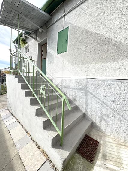 IBA U NÁS !!! Reality KOMPLEX s.r.o. ponúka EXKLUZÍVNE na predaj rodinný dom s hosťovskou budovou a garážou v tichej a obľúbenej lokalite Komárna !!!