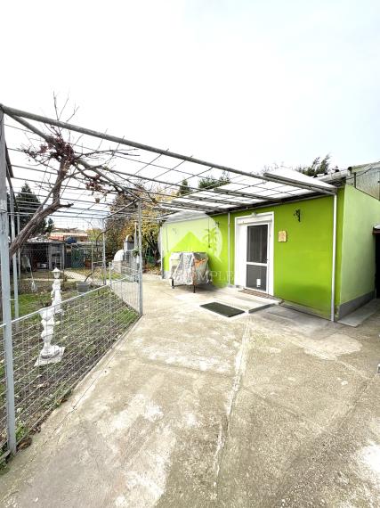 IBA U NÁS !!! Reality KOMPLEX s.r.o. ponúka EXKLUZÍVNE na predaj rodinný dom s hosťovskou budovou a garážou v tichej a obľúbenej lokalite Komárna !!!