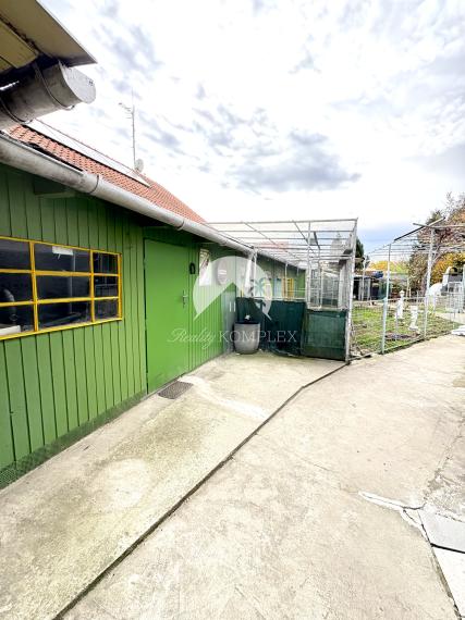 IBA U NÁS !!! Reality KOMPLEX s.r.o. ponúka EXKLUZÍVNE na predaj rodinný dom s hosťovskou budovou a garážou v tichej a obľúbenej lokalite Komárna !!!