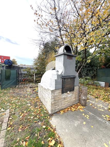 IBA U NÁS !!! Reality KOMPLEX s.r.o. ponúka EXKLUZÍVNE na predaj rodinný dom s hosťovskou budovou a garážou v tichej a obľúbenej lokalite Komárna !!!