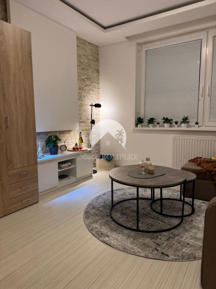 Reality KOMPLEX s.r.o., Vám ponúka garsonku vo VYHĽADÁVANEJ lokalite mesta Nové Zámky  od spoľahlivého majiteľa!!!!