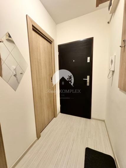 Reality KOMPLEX s.r.o., Vám ponúka garsonku vo VYHĽADÁVANEJ lokalite mesta Nové Zámky  od spoľahlivého majiteľa!!!!